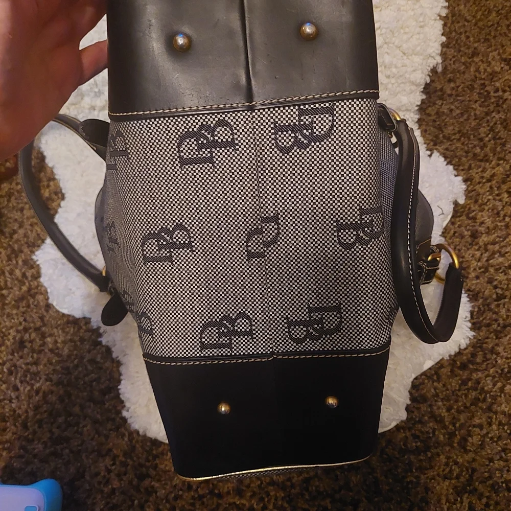 Dooney and bourke large classic logo tote. - Picture 7 of 9